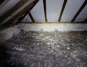 Zateplení stropu bytového domu pomocí foukané izolace